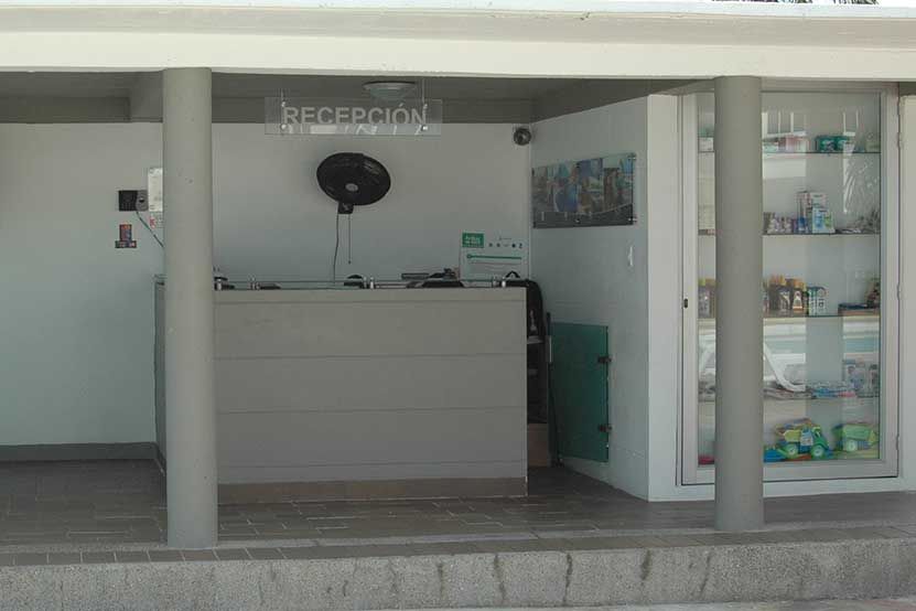 VITRINA DE ARTICULOS VARIOS